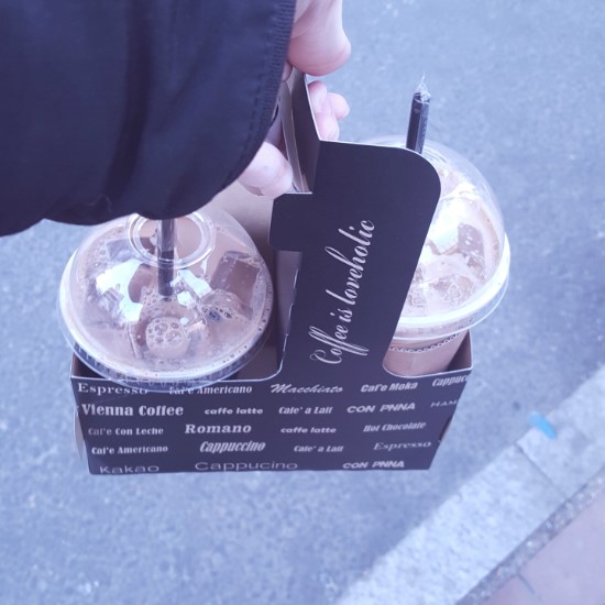 창문이 안열려요 + 그래도 커피는 아이스 창문이 안열려요 + 그래도 커피는 아이스
