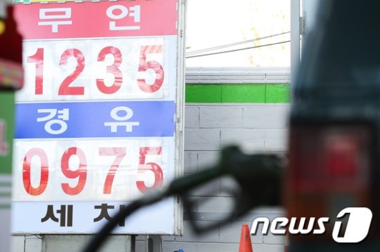 전국 주유소 80%가 1300원대…기름값 하락세는 '주춤' 전국 주유소 80%가 1300원대…기름값 하락세는 '주춤'