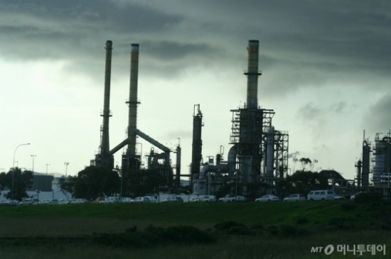 산유량 동결에도 국제유가 하락… 5가지 이유는? - WTI 1.4%↓ 브랜트 3.6%↓… 감산 아닌 동결 '한계' 1월 산유량 이미 '사상 최대 수준' 산유량 동결에도 국제유가 하락… 5가지 이유는? - WTI 1.4%↓ 브랜트 3.6%↓… 감산 아닌 동결 '한계' 1월 산유량 이미 '사상 최대 수준'
