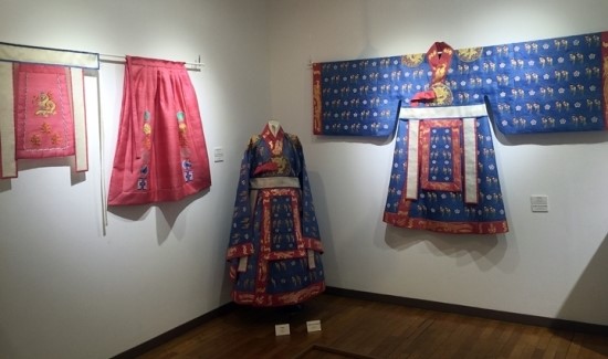 대통령까지 일제 잔재 장례로…“삼베 말고 비단수의가 우리 전통” 대통령까지 일제 잔재 장례로…“삼베 말고 비단수의가 우리 전통”