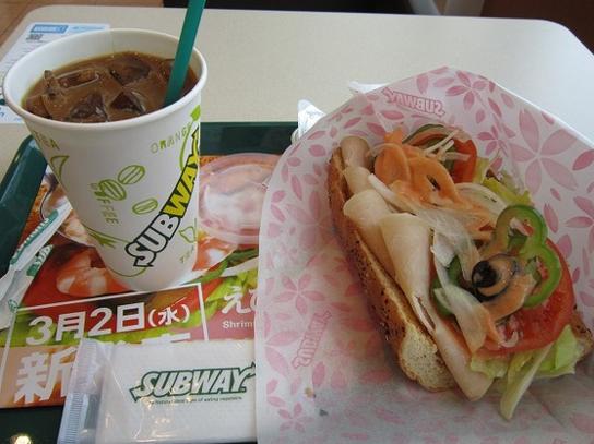  치킨 브레스트 샌드와 아이스 커피