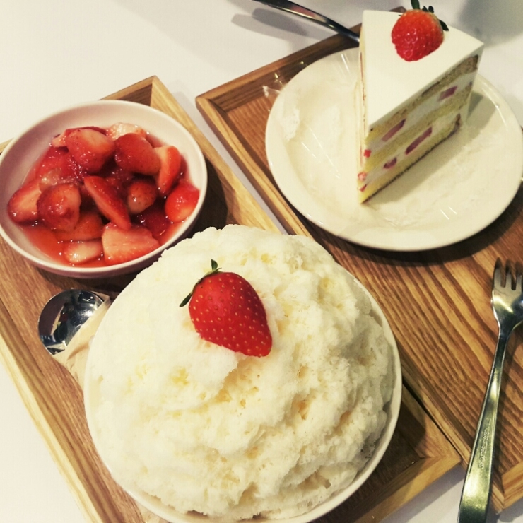  [홍대 맛집] 피오니 먹방! 딸기빙수와 딸기생크림케이크가 짱~