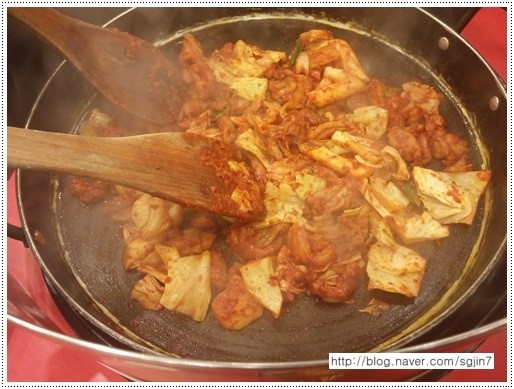  오늘 점심은 닭갈비에 볶음밥까지 먹었어요~