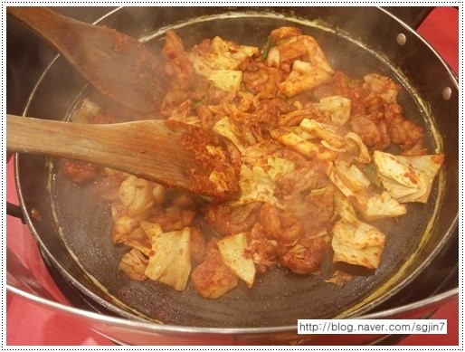 오늘 점심은 닭갈비에 볶음밥까지 먹었어요~