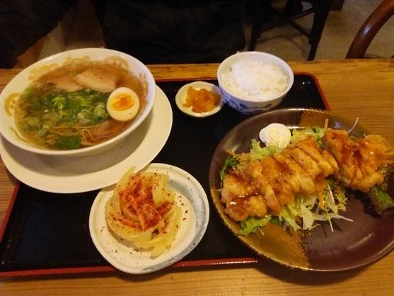  볶음밥과 치킨샐러드가 나오는 맛집