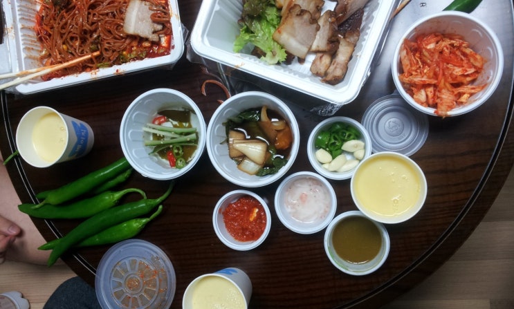  우리 집 야식 메뉴는 족발에 막걸리랍니다.