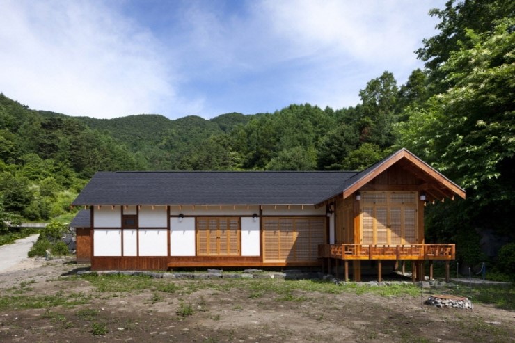지리산 자락의 한옥 고야지붕과 한식벽체의 퓨전형 전통주택 지리산 자락의 한옥 고야지붕과 한식벽체의 퓨전형 전통주택