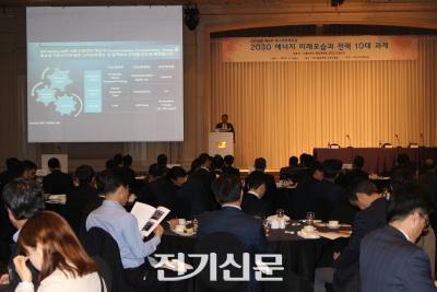 전기차 충전소 늘어나면 주유소 사라진다 - 2030년 되면 주유소 3분의 1 줄어든다는 주장 나와, 에너지 산업 변화 따라 기존 산업도 새로운 전략 필요 전기차 충전소 늘어나면 주유소 사라진다 - 2030년 되면 주유소 3분의 1 줄어든다는 주장 나와, 에너지 산업 변화 따라 기존 산업도 새로운 전략 필요
