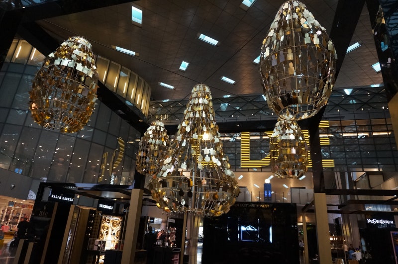 화려하고 고급스러운 인테리어의 카타르 하마드(Hamad) 국제공항 향수 팝업스토어 : 네이버 블로그