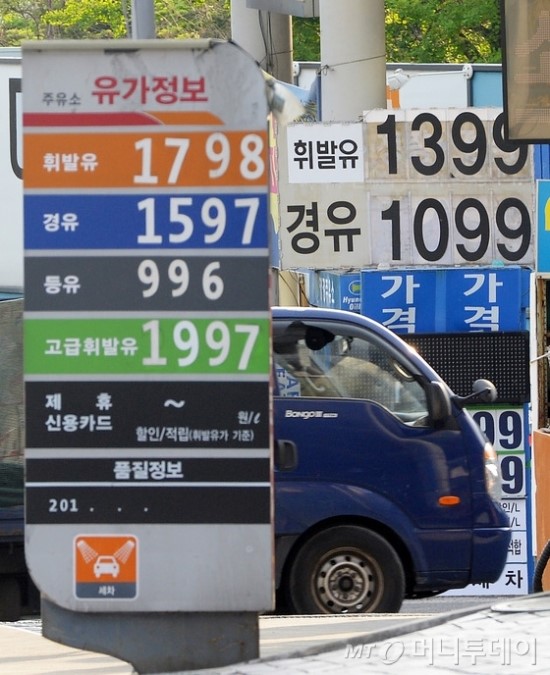 국세청, '휘발유값 받는 면세유' 조사 착수 - 면세유, 일반 휘발유 가격의 30%…차익 거래로 발생하는 부당 이득 및 세금 탈루 조사 국세청, '휘발유값 받는 면세유' 조사 착수 - 면세유, 일반 휘발유 가격의 30%…차익 거래로 발생하는 부당 이득 및 세금 탈루 조사