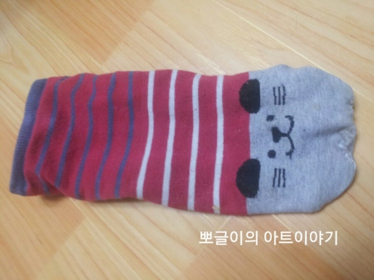  낡은 양말이 의자의 신발로 변신