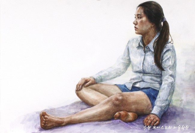 수원미술학원 인체수채화(줄무늬 셔츠와 반바지를 입고 바닥에 앉아있는 젊은 여자) 혜원샘 연구작