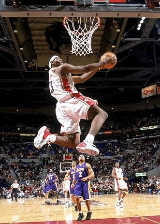 고등학교 덩크슛을 한 르브론