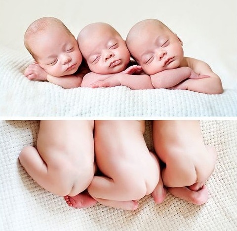 귀여운 혼합 쌍둥이 여자 아기들