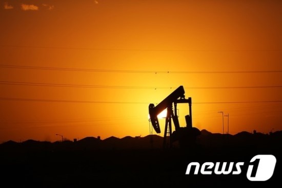 "연말 유가 60불 간다"…美 셰일오일 투자재개 가시화 - WTI 10개월만에 50달러 상회…셰일 증산 우려↑ "연말 유가 60불 간다"…美 셰일오일 투자재개 가시화 - WTI 10개월만에 50달러 상회…셰일 증산 우려↑