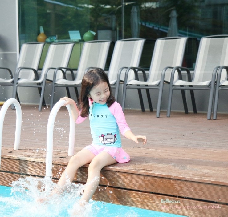 알로봇 래쉬가드 수영복입고 물놀이하며 신나는 날 ~