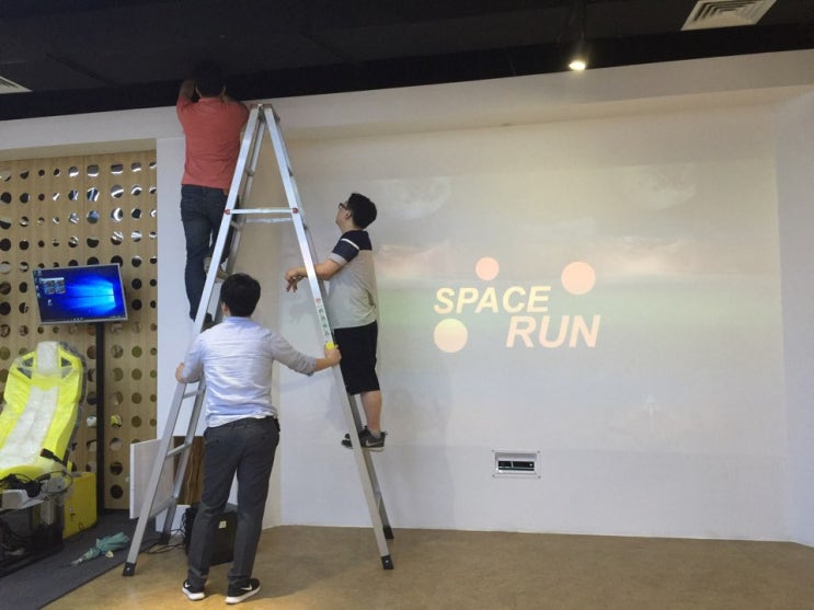  2인용 키넥트 레이싱 게임 SpaceRun