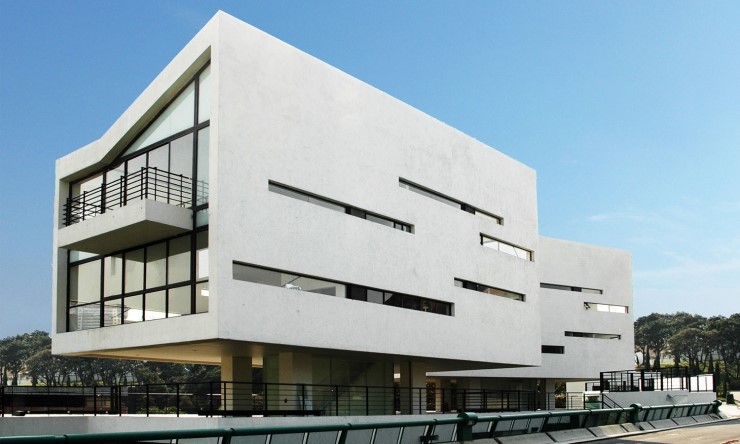 필로티구조의 절벽같은 경사로위 단독주택 단지 필로티구조의 절벽같은 경사로위 단독주택 단지