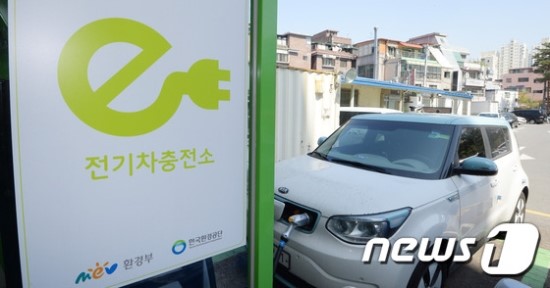 "주유소에 전기차 충전소 만들어달라" 요청에 난감한 정유사들 "주유소에 전기차 충전소 만들어달라" 요청에 난감한 정유사들