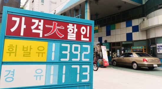 휘발유값 5주 연속 하락…전국 주유소 절반 1300원대 휘발유값 5주 연속 하락…전국 주유소 절반 1300원대