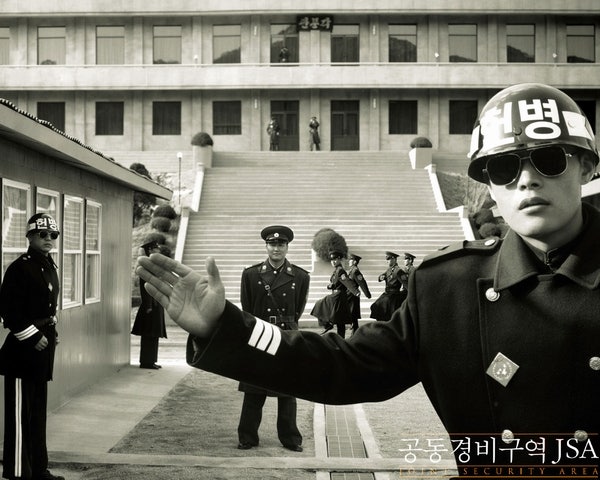 공동경비구역 JSA 줄거리 결말 해석 - 개봉년도, 관객수, JSA 뜻 :: 키스세븐지식 영화 공동경비구역 Jsa 결말 해석, 실화 <스포있음> 그리고 배우 이병헌 : 네이버 블로그” style=”width:100%” title=”영화 공동경비구역 JSA 결말 해석, 실화 <스포있음> 그리고 배우 이병헌 : 네이버 블로그”><figcaption>영화 공동경비구역 Jsa 결말 해석, 실화 <스포있음> 그리고 배우 이병헌 : 네이버 블로그</figcaption></figure>
<figure><img decoding=