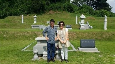 '가왕의 순애보'..조용필, 사별한 부인 생일에 묘소 찾아
