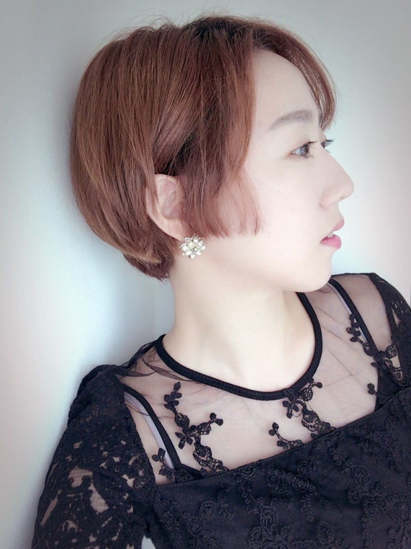 AI 모델이 생각보다 우리 일상에 이미 깊숙이 들어와 있습니다. 잠시 다이소에 들렀다가 흥미로운 점을 발견했어요. 화장품 섹션 제품들에  이미 AI 가상 모델들이 나와 있는 것으로 보입니다. 염색제, 기초 화장품 등 몇몇 제품에, image size:800x1067