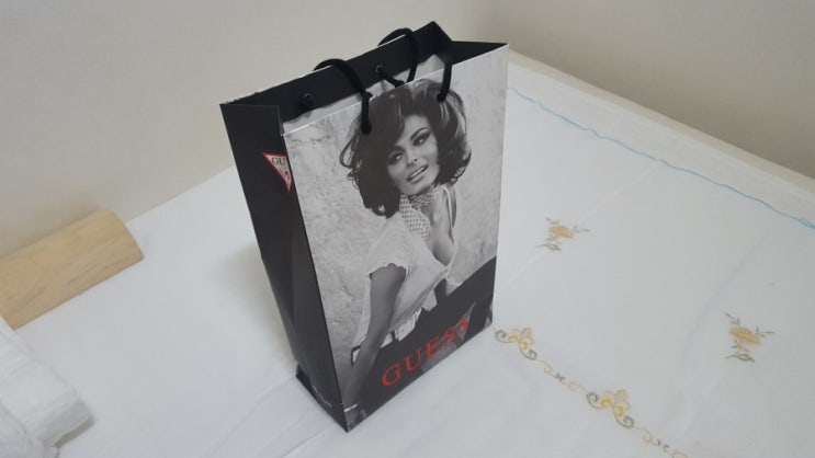 게스홀딩스코리아의 남자 다크블루 인디고 GUESS 청바지 천의 질감이... 게스홀딩스코리아의 남자 다크블루 인디고 GUESS 청바지 천의 질감이...