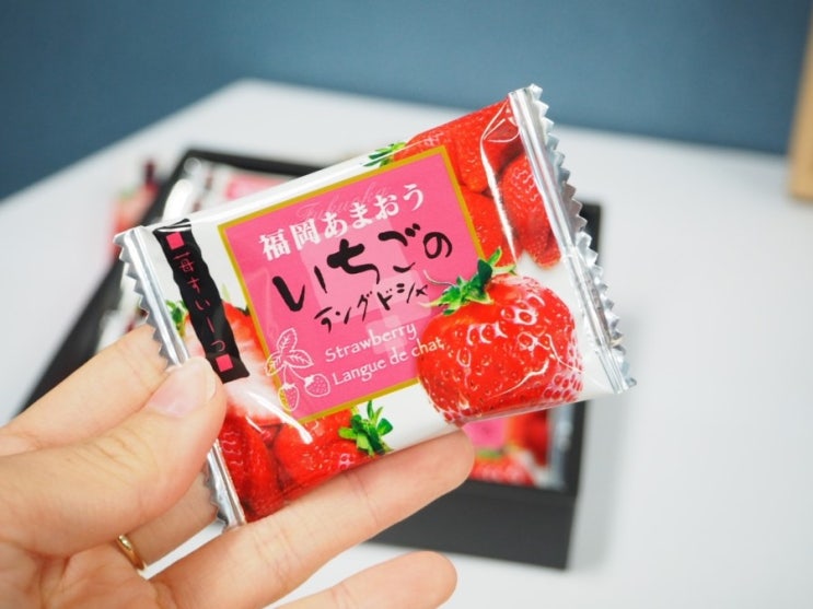 후쿠오카 기념품 개봉기::일본인 학생분에게 받은 후쿠오카 아마오우 딸기 쿠키