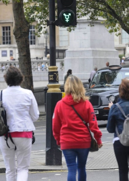 런던 트라팔가 광장에 등장한 게이 신호등 : 네이버 블로그