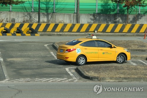 경사로와 'T자 코스' 등을 부활시켜 전보다 어려워진 운전면허시험 제도가 올해 말 시행된다.