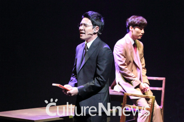 뮤지컬 '팬레터' 이규형-문성일, 편지를 읽고 있는 해진 뮤지컬 '팬레터' 이규형-문성일, 편지를 읽고 있는 해진