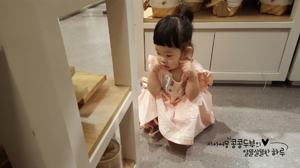 서아의 어린이집 준비물 :) 모던하우스 아기앞치마 유아앞치마 키즈앞치마 뉴코아아울렛 2001....