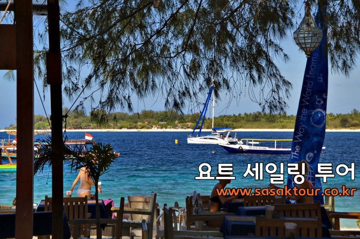  롬복 길리 아일랜드 카타마란 요트 세일링.