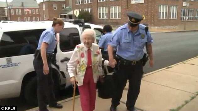 102세 고령의 할머니를 수갑채워 체포한 미국경찰