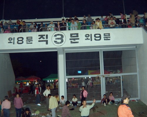 상주 콘서트 압사 사고 당시 현장, 분주해보이는 사람들