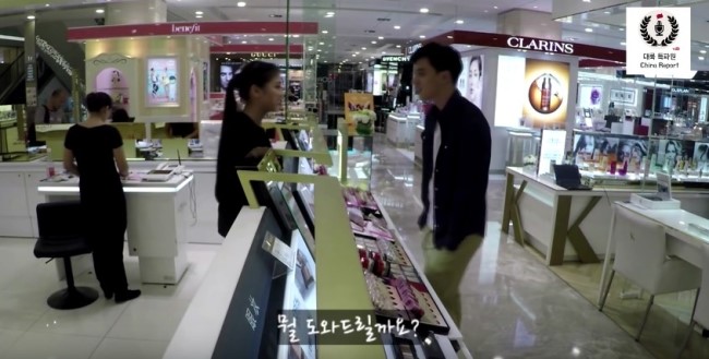  잘생긴 남자가 여자알바생에게 작업걸면 나오는 반응