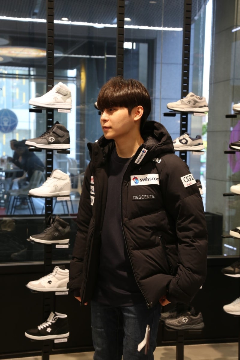 홍대 데상트 매장에서 아우디패딩 get