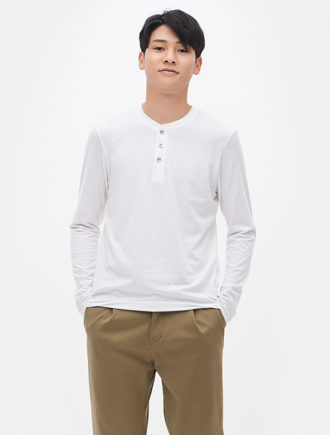 tvN 삼시세끼 어촌편3 에릭 에잇세컨즈 헨리넥 버튼 티셔츠와 COMM 후디 착용