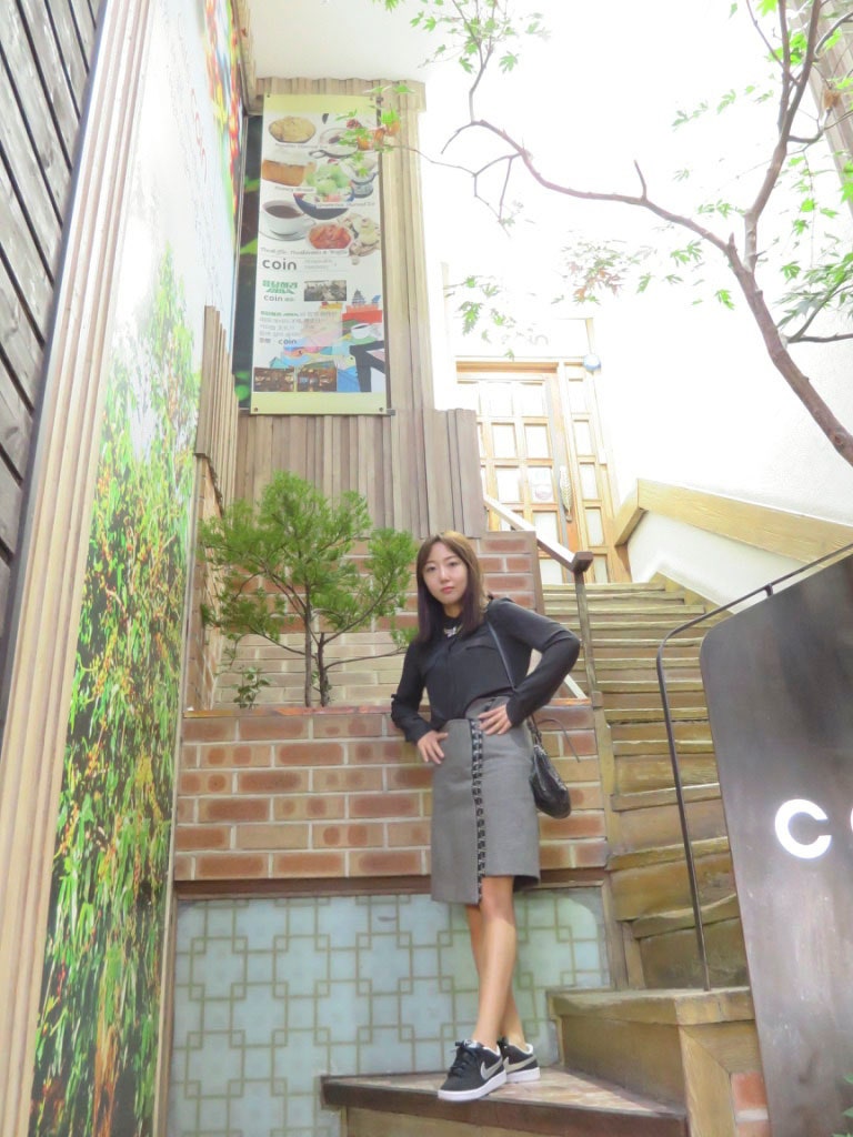 매력쟤 데일리룩 : 망고 블라우스 / 로클 후크 스커트 / 나이키 프리모 코트 / 지방시 판도라 미니 : 네이버 블로그