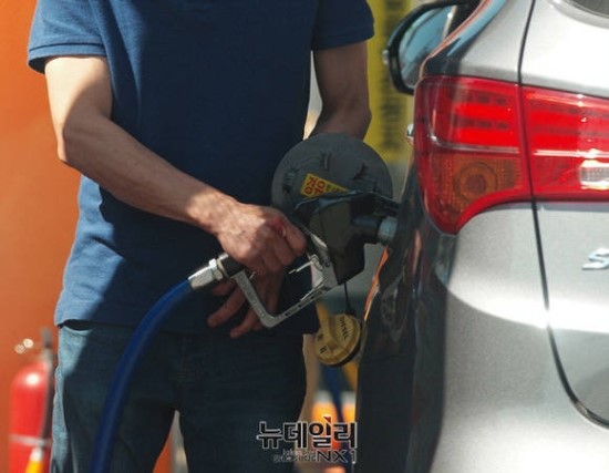 OPEC 감산 노력에 휘발유 마진 확대, 정유사 수익 개선 '청신호' - 원유 재고 평가이익 및 석유제품 가격 상승에 따른 매출 증가 예상, 산유국 감산 합의 가능성 저하로 정유사 실적에 영향 적다는 분석도 등장 OPEC 감산 노력에 휘발유 마진 확대, 정유사 수익 개선 '청신호' - 원유 재고 평가이익 및 석유제품 가격 상승에 따른 매출 증가 예상, 산유국 감산 합의 가능성 저하로 정유사 실적에 영향 적다는 분석도 등장