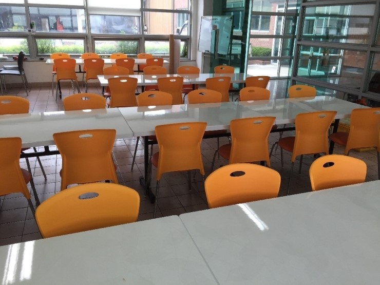  구내 식당 _ 4인 테이블 _ 40 인