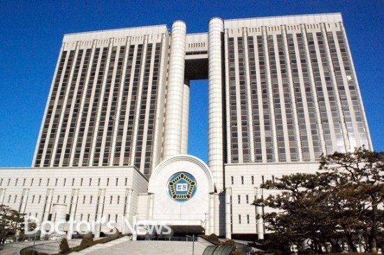 입원실 낙상 사망...의료진 '무죄' 간병인 '30% 책임' - 서울 고등법원, 환자 유족 1억원대 손해배상 항소 '기각', "간병인이 의료진에게 알리지 않고 자리 비운 사이 발생" 입원실 낙상 사망...의료진 '무죄' 간병인 '30% 책임' - 서울 고등법원, 환자 유족 1억원대 손해배상 항소 '기각', "간병인이 의료진에게 알리지 않고 자리 비운 사이 발생"