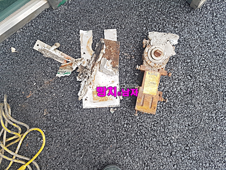  대구 경북 경산 경주 영천 강화도어 교체  힌지 수리 교체 캐노피 공사 렉산 캐노피 렉산 지붕  망치 든 남자