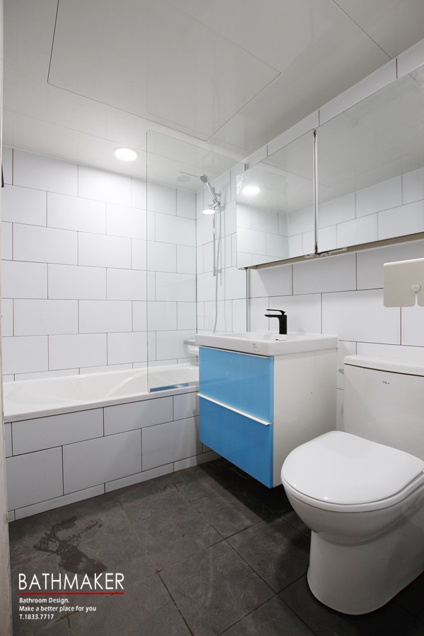 20평대 아파트 욕실 리모델링 욕조 위에 파티션을 설치한 화이트 욕실 인테리어 의정부 민락 주공 2단지 아파트