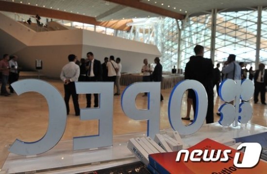 OPEC 감산시 내년 상반기 수급균형…유가 60불 전망" - OPEC 회원국들 유가 부양 절실해…감산 가능성↑", 감산 실패시 수급균형 시점 1년 지연…유가 35불" OPEC 감산시 내년 상반기 수급균형…유가 60불 전망" - OPEC 회원국들 유가 부양 절실해…감산 가능성↑", 감산 실패시 수급균형 시점 1년 지연…유가 35불"