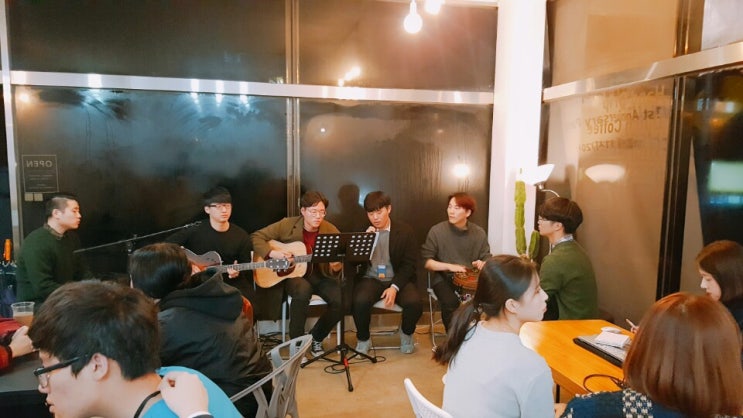  큰학년 가로수 그늘 아래 서면 카페공연