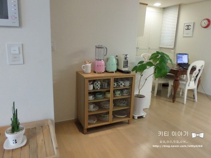 무인양품 그릇장에 컵이랑 그릇정리 했어요.