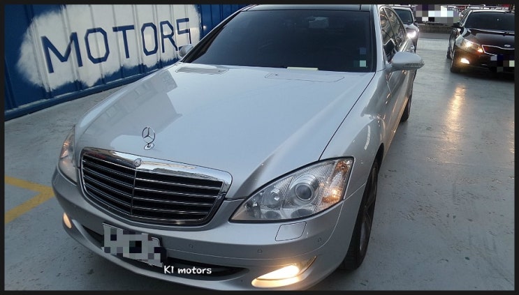  벤츠S350L 충격으로 칠이 벗겨지고 변형이된 뒤범퍼와 조수석 뒤휀다 사고수리합니다.K1모터스