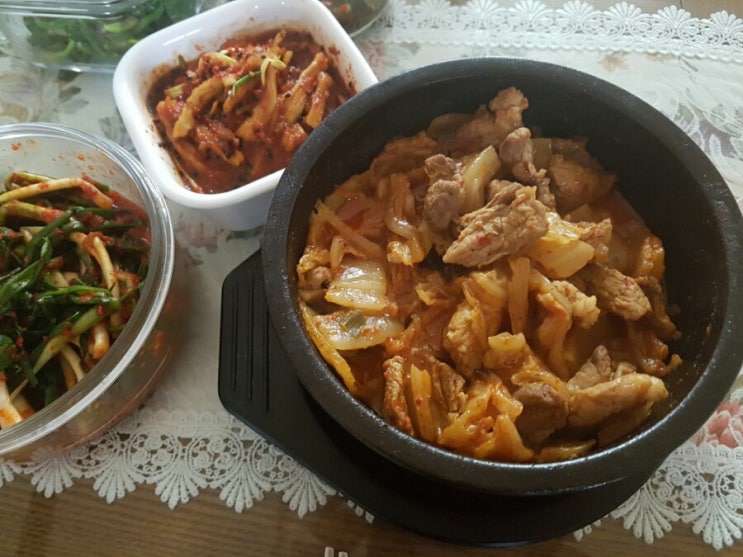  고기가 엄청나게 많이 들어간 김치찌개